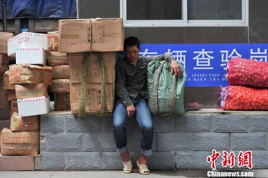 图为越南边民在浦寨口岸内休息。 洪坚鹏 摄