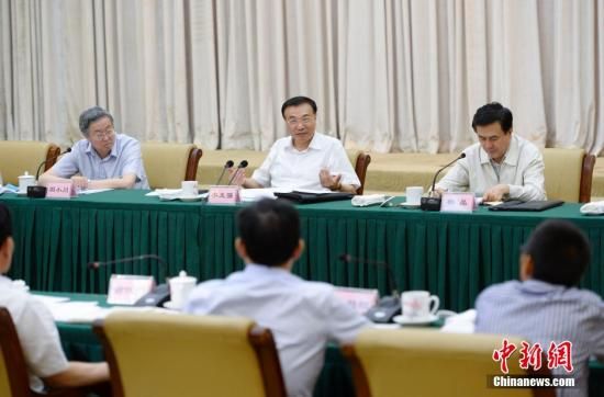 7月3日,中共中央政治局常委、国务院总理李克强在湖南长沙召开部分省份和企业座谈会并作重要讲话。中新社发 刘震 摄 7月3日,中共中央政治局常委、国务院总理李克强在湖南长沙召开部分省份和企业座谈会并作重要讲话。中新社发 刘震 摄