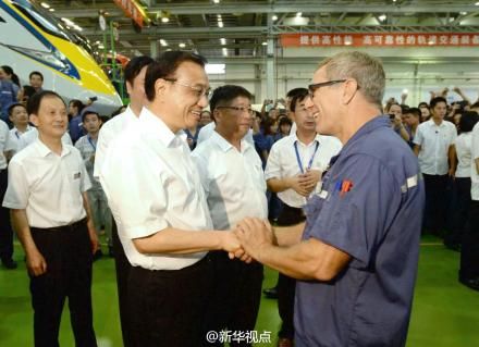 李克强与专家握手 李克强与专家握手