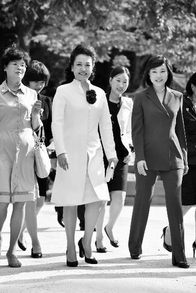 3日，韩国首尔，中国国家主席习近平夫人彭丽媛在韩国代理“第一夫人”赵允旋等人的陪同下参观昌德宫，左一为李珊