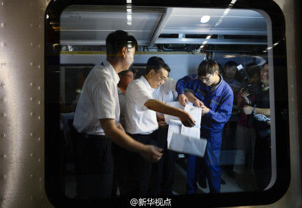 李克强察看图纸