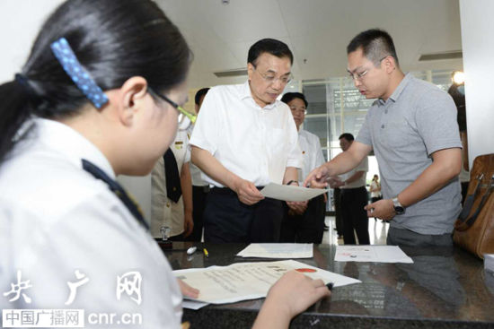 李克强察看文件 李克强察看文件