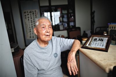 7月4日,抗战老兵尤广才在家中。抗战期间,他曾作为中国第二批远征军,参与缅甸密支那会战。新京报记者 侯少卿 摄 7月4日,抗战老兵尤广才在家中。抗战期间,他曾作为中国第二批远征军,参与缅甸密支那会战。新京报记者 侯少卿 摄