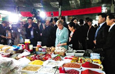 6日，默克尔到成都神仙树农贸市场买豆瓣酱。