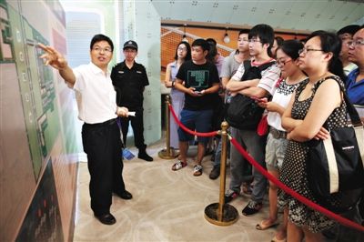 6月28日,自住房项目金隅汇星苑的选房区,一名工作人员正在为申购家庭答疑解惑。新京报记者 尹亚飞 摄 6月28日,自住房项目金隅汇星苑的选房区,一名工作人员正在为申购家庭答疑解惑。新京报记者 尹亚飞 摄