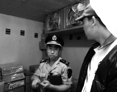 相关人员对汉堡王进行检查。食药监部门供图 相关人员对汉堡王进行检查。食药监部门供图