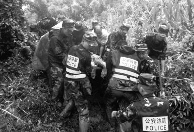 边防官兵和群众在灾害现场开展救援。新华社发 边防官兵和群众在灾害现场开展救援。新华社发