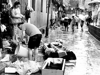 7·15”特大暴雨袭击凤凰古城后,凤凰古城全城人民齐心抗灾。 7·15”特大暴雨袭击凤凰古城后,凤凰古城全城人民齐心抗灾。