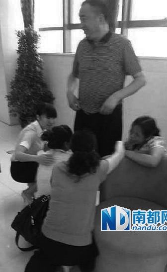 7月25日,陕西汉中市住管局副局长曹志峰笑对下跪业主,引发网友质疑。 7月25日,陕西汉中市住管局副局长曹志峰笑对下跪业主,引发网友质疑。