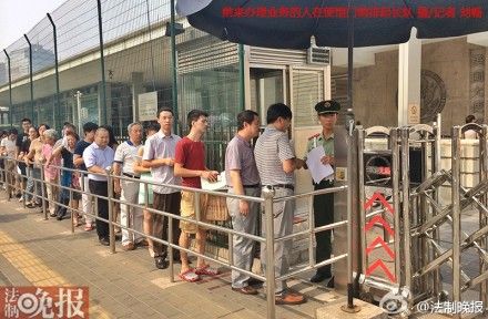 前来办理业务的人们排起了长队 前来办理业务的人们排起了长队