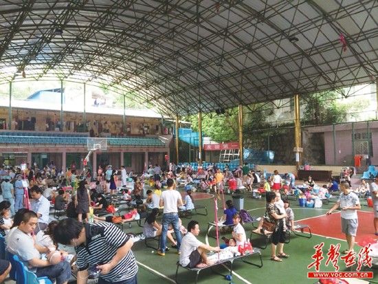 7月27日,曙光文体馆,这里没有空调,近百名患儿躺在病床上,护士们只能凭借床头用白纸写着的床号来分辨病人,但现场井然有序。 记者 洪雷 摄 7月27日,曙光文体馆,这里没有空调,近百名患儿躺在病床上,护士们只能凭借床头用白纸写着的床号来分辨病人,但现场井然有序。 记者 洪雷 摄