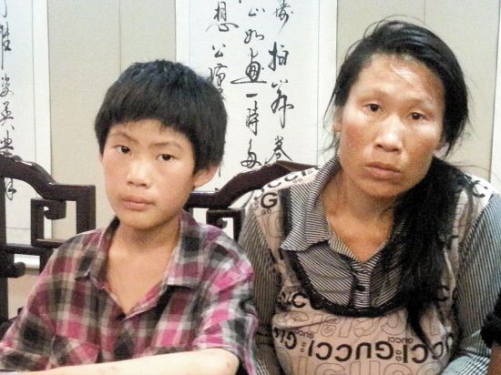 李石苍的妻子陈聪芝(右)与其小儿子 李石苍的妻子陈聪芝(右)与其小儿子