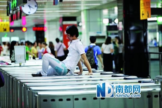 一位因为车票被误吞的乘客选择跨过闸机。(资料图)南都记者 赵炎雄 摄 一位因为车票被误吞的乘客选择跨过闸机。(资料图)南都记者 赵炎雄 摄