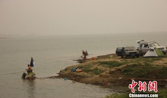 图为岗南水库边上随处可见的垂钓者。 王天译 摄 图为岗南水库边上随处可见的垂钓者。 王天译 摄
