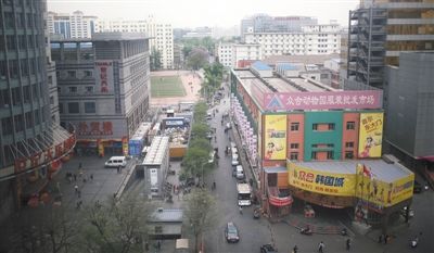 今年4月,动批客流渐少。今年年初开始,随着北京疏解非首都核心功能,动批多家商场就着手外迁。新京报记者 李飞 摄 今年4月,动批客流渐少。今年年初开始,随着北京疏解非首都核心功能,动批多家商场就着手外迁。新京报记者 李飞 摄