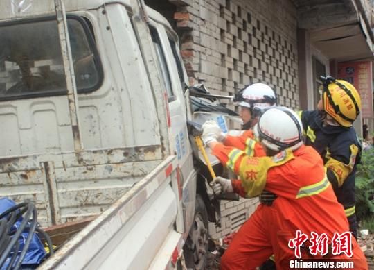 消防官兵正在营救车祸中的被困者。 钱跃东 摄 消防官兵正在营救车祸中的被困者。 钱跃东 摄