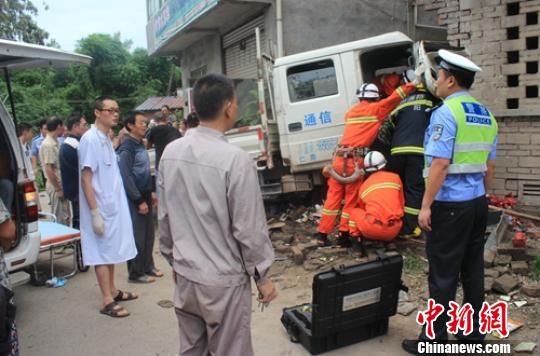 救援现场。 钱跃东 摄 救援现场。 钱跃东 摄