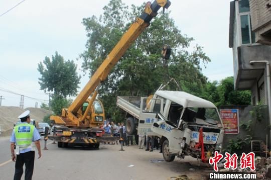 肇事工程车被吊起。 钱跃东 摄 肇事工程车被吊起。 钱跃东 摄