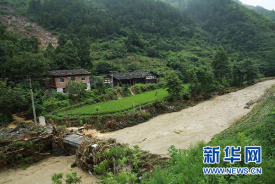 这是8月11日在重庆市南川区拍摄的山洪冲垮的当地桥梁。当日,重庆市南川区政府发布消息称,8月9日至11日该区遭受1951年有气象记录以来最严重暴雨灾害。新华社发 这是8月11日在重庆市南川区拍摄的山洪冲垮的当地桥梁。当日,重庆市南川区政府发布消息称,8月9日至11日该区遭受1951年有气象记录以来最严重暴雨灾害。新华社发