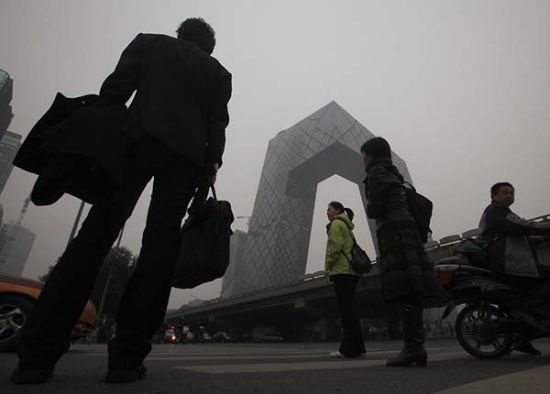 央视内部人士称全员降薪三成降的是奖金。 IC 资料图 央视内部人士称全员降薪三成降的是奖金。 IC 资料图