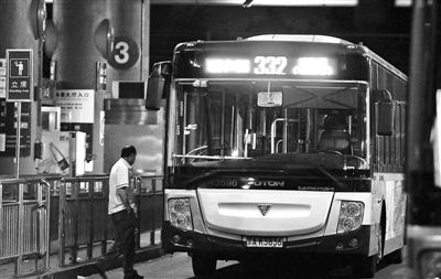 332路途经多所知名高校,被称为“学历最高”公交线 摄影/本报记者 袁艺 332路途经多所知名高校,被称为“学历最高”公交线 摄影/本报记者 袁艺