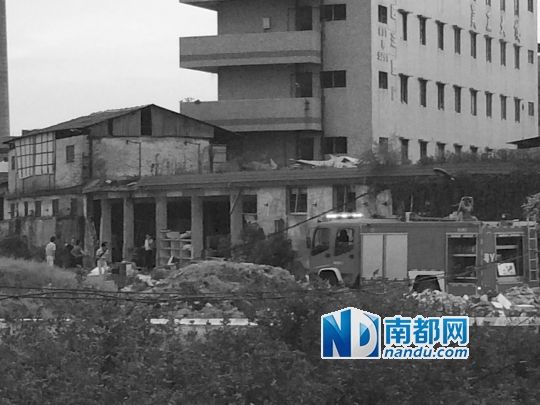 化工仓库一面围墙几乎全被炸开,仅留柱子。南都记者 张驰 摄 化工仓库一面围墙几乎全被炸开,仅留柱子。南都记者 张驰 摄