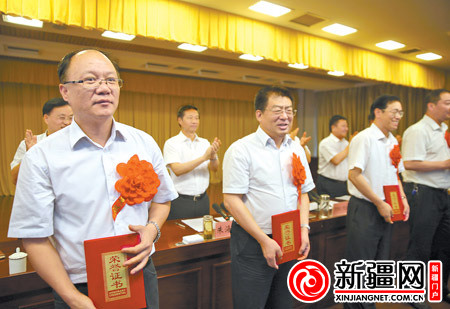 8月11日,乌鲁木齐市领导为优秀援疆援乌干部颁发了“乌鲁木齐市优秀援疆干部”荣誉证书。(本报记者刘志龙摄) 8月11日,乌鲁木齐市领导为优秀援疆援乌干部颁发了“乌鲁木齐市优秀援疆干部”荣誉证书。(本报记者刘志龙摄)