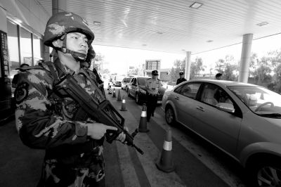 武警持枪警戒进驻检查站。京华时报记者欧阳晓菲摄