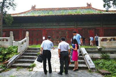 大高玄殿殿顶野草丛生,红色殿门已色彩斑驳。昨日,故宫宣布,被“借”走60多年的大高玄殿,有望于2016年面向公众开放。 大高玄殿殿顶野草丛生,红色殿门已色彩斑驳。昨日,故宫宣布,被“借”走60多年的大高玄殿,有望于2016年面向公众开放。