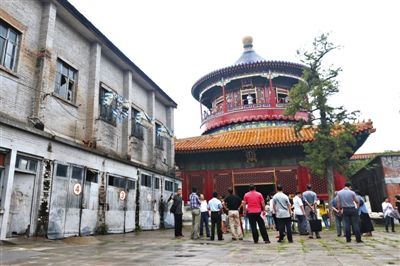 昨日,大高玄殿乾元阁修缮完成后首次亮相。旁边,是大高玄殿被“借”走后加盖的现代楼房。 昨日,大高玄殿乾元阁修缮完成后首次亮相。旁边,是大高玄殿被“借”走后加盖的现代楼房。