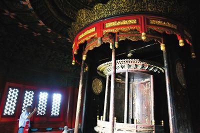 昨日,已修缮完成的乾元阁内显得“光彩照人”。 昨日,已修缮完成的乾元阁内显得“光彩照人”。