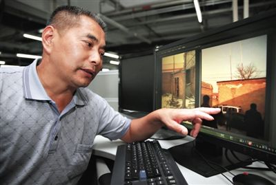 受害者王维龙介绍2012年被关“黑监狱”事情发生后,自己用手机拍摄的照片。电脑屏幕左侧图片,是“黑监狱”院内的卫生间,右侧图片为警方查处时的现场。 受害者王维龙介绍2012年被关“黑监狱”事情发生后,自己用手机拍摄的照片。电脑屏幕左侧图片,是“黑监狱”院内的卫生间,右侧图片为警方查处时的现场。