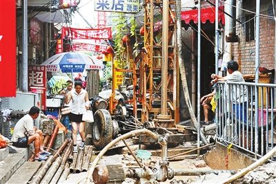 为解决断水危机,居民集中打私井 为解决断水危机,居民集中打私井