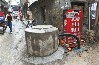 水井四周砌上水泥高台,用橡皮管子把水引入居民家中 水井四周砌上水泥高台,用橡皮管子把水引入居民家中