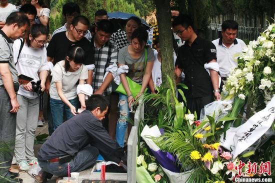 8月2日,韩亚空难遇难者家属带着遇难者的骨灰来到浙江省江山曹家坞公墓下葬。中新社发 李晨韵 摄 8月2日,韩亚空难遇难者家属带着遇难者的骨灰来到浙江省江山曹家坞公墓下葬。中新社发 李晨韵 摄