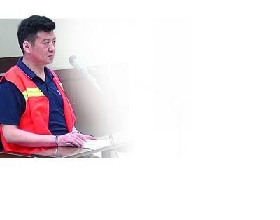 “翻供局长”徐亮在庭审中。通讯员供图 “翻供局长”徐亮在庭审中。通讯员供图