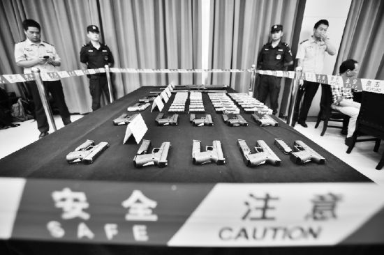 警方查获的枪支弹药 警方查获的枪支弹药