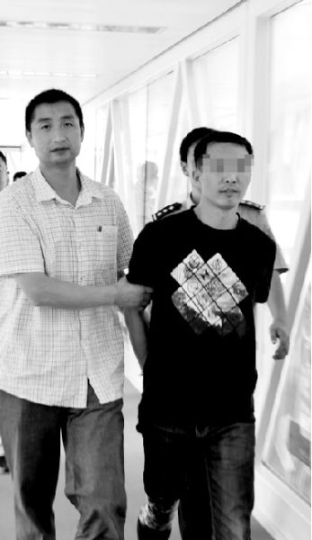 境外抓获的嫌疑人孙某被押解回湖北 境外抓获的嫌疑人孙某被押解回湖北