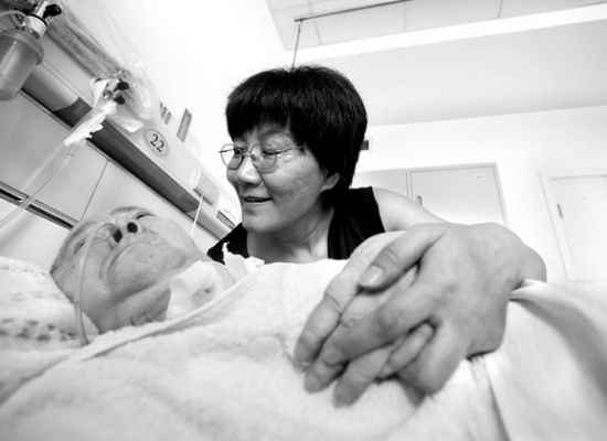 孟红英为了照顾母亲剪短了头发。 孟红英为了照顾母亲剪短了头发。