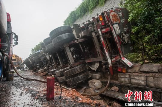 侧翻的槽罐车 姜豪 摄 侧翻的槽罐车 姜豪 摄