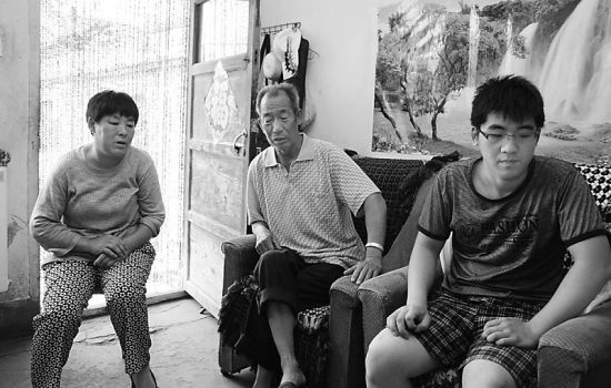朱建德跟家人在一起。 朱建德跟家人在一起。