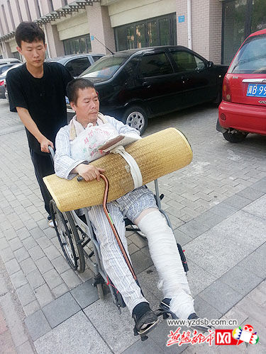 阿龙带推上父亲去摆摊 阿龙带推上父亲去摆摊