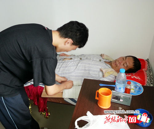 看护父亲。 看护父亲。