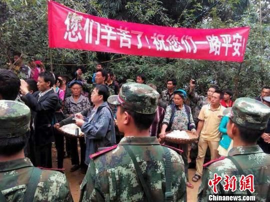 李斌 摄 图为民众感谢水电兵。 李斌 摄 图为民众感谢水电兵。