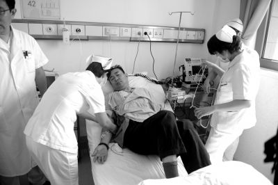 患者送抵安贞医院,正在接受治疗。本版图片京华时报记者潘之望摄 患者送抵安贞医院,正在接受治疗。本版图片京华时报记者潘之望摄