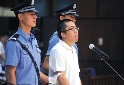 昨日,自称“中国第一代网络推手”的杨秀宇(网名“立二拆四”)因涉嫌非法经营,在朝阳法院受审。公磊 摄 昨日,自称“中国第一代网络推手”的杨秀宇(网名“立二拆四”)因涉嫌非法经营,在朝阳法院受审。公磊 摄