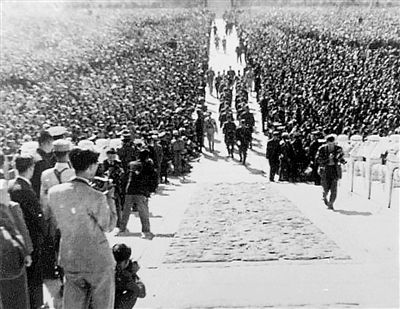 1945年10月10日,中国战区华北日军受降仪式在故宫太和殿广场举行。图为日军投降代表穿过观礼人群。当日军献刀时,群众山呼“中国万岁!中国万岁!” 资料图片 1945年10月10日,中国战区华北日军受降仪式在故宫太和殿广场举行。图为日军投降代表穿过观礼人群。当日军献刀时,群众山呼“中国万岁!中国万岁!” 资料图片
