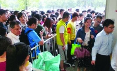 迈皋桥站乘客众多。季宇轩 摄 迈皋桥站乘客众多。季宇轩 摄