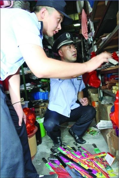 警方查获一批管制刀具。警方供图 警方查获一批管制刀具。警方供图