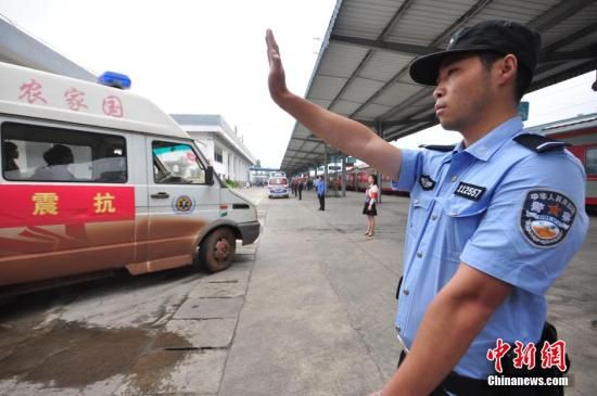 图为铁路职工引导救护车有序进入昭通火车站。吴正琪 摄 图为铁路职工引导救护车有序进入昭通火车站。吴正琪 摄